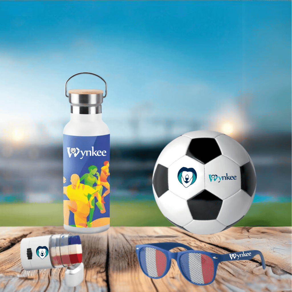 image fond stade avec des goodies sportifs : gourde, ballon, craie visage et lunette